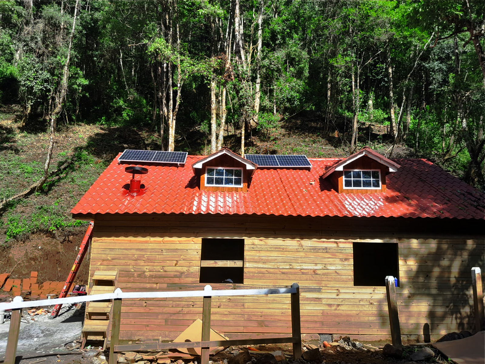 Instalacion 4 de Sistema Aislado 15 kWh al día 615W