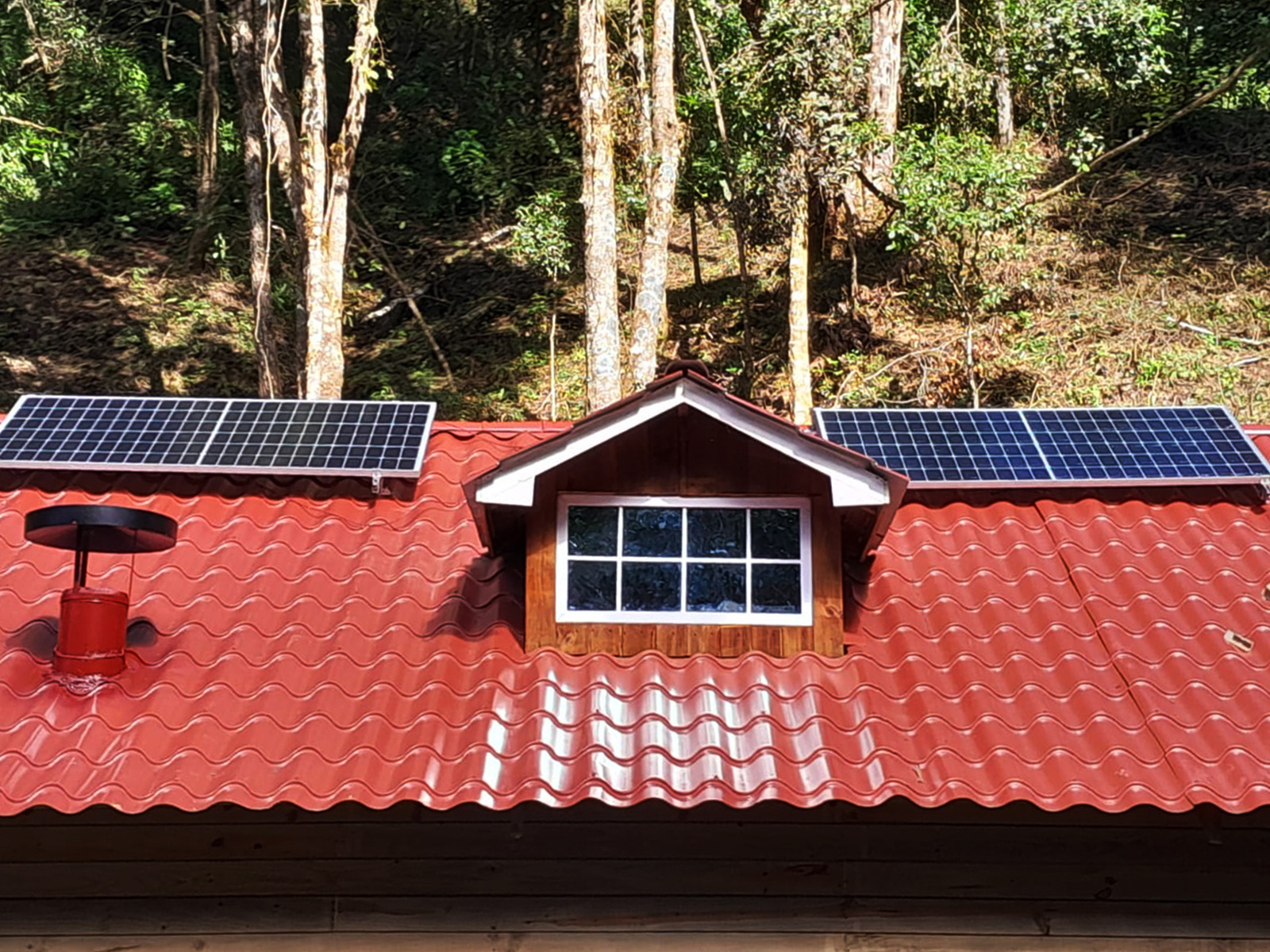 Instalacion 3 de Sistema Aislado 3.6 kWh al día 330W Salida 240V AC