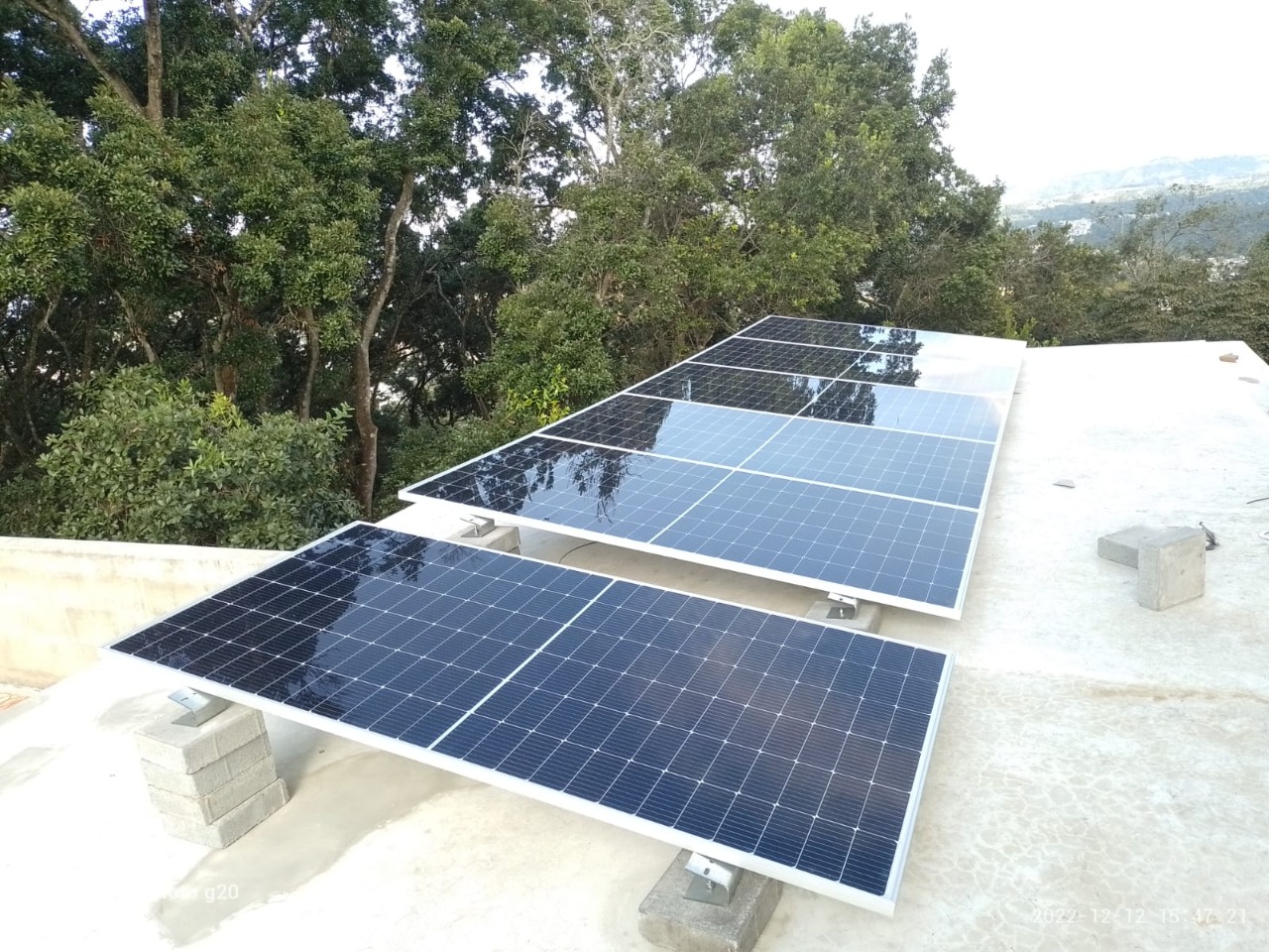 Instalacion 4 de Panel Solar 650W Bifacial Monocristalino - Half Cell (con caja)