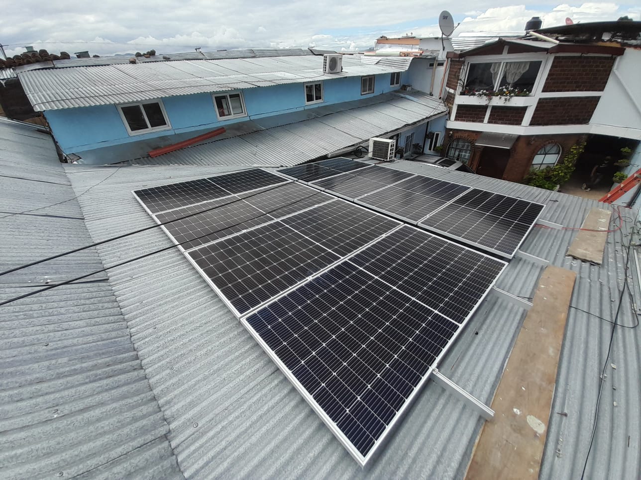Instalacion 1 de Sistema Atado a la Red 975 kWh al mes / 10K-550W