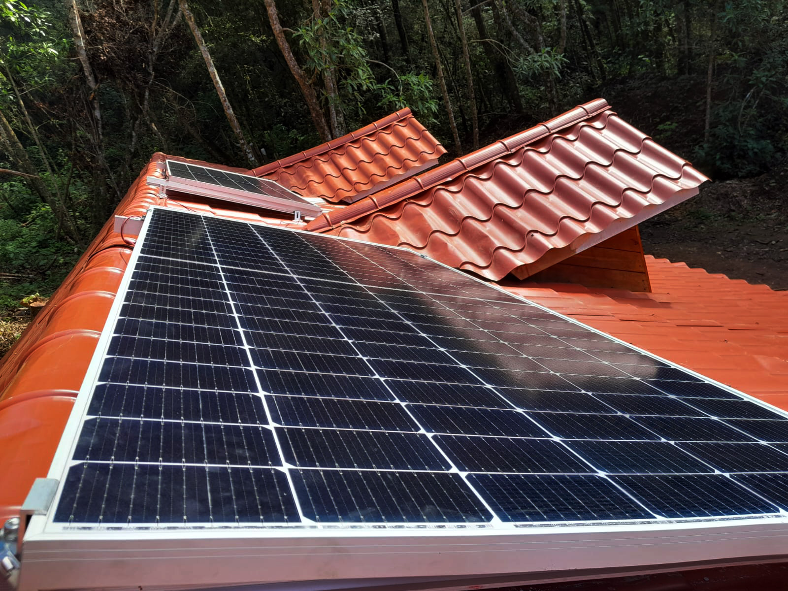 Instalacion 1 de Sistema Aislado 3.4 kWh al día 200W Salida 240V AC