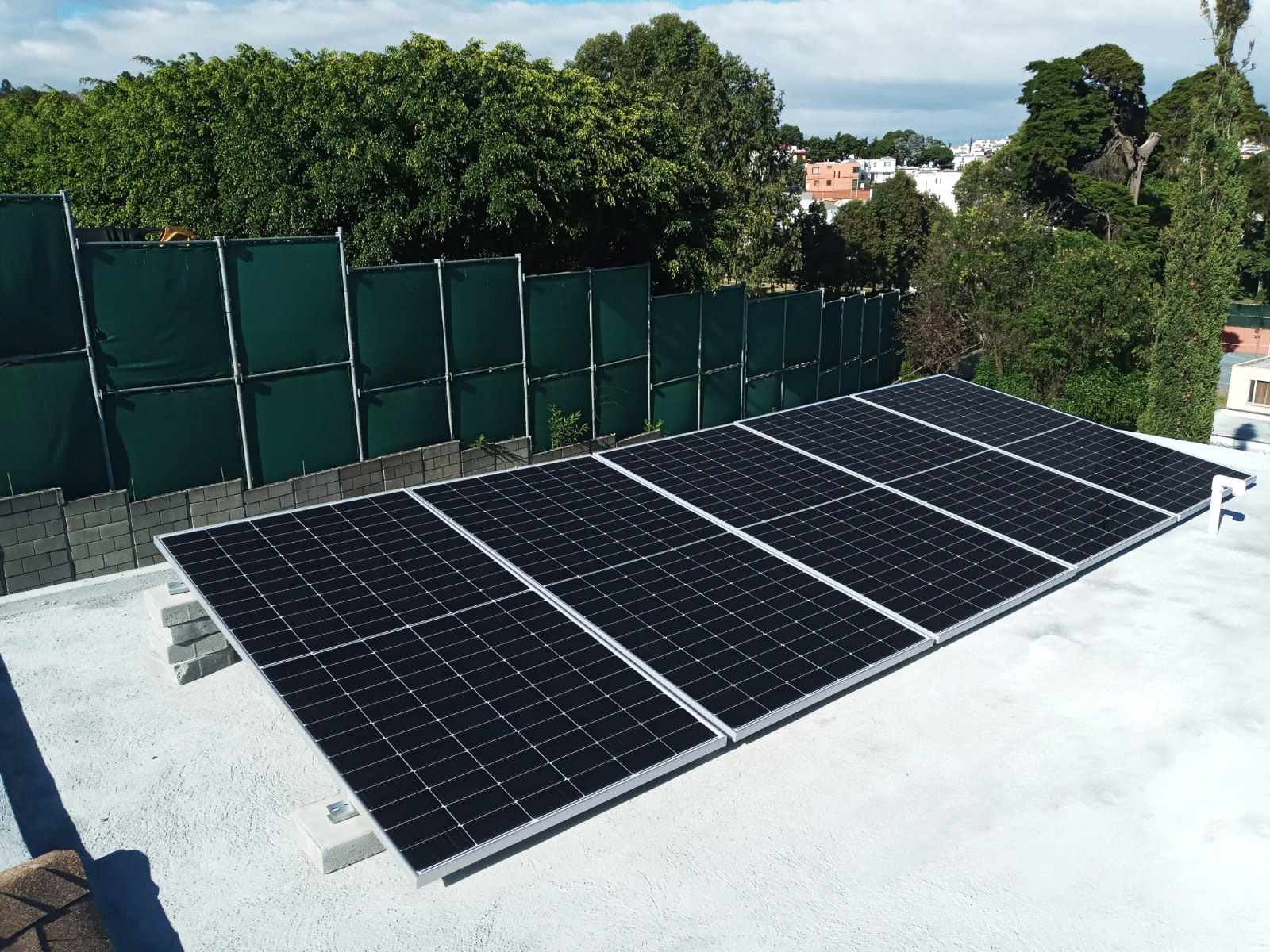 Instalacion 2 de Sistema atado a la red Trifásico 9856 kWh al mes / 100K-650W