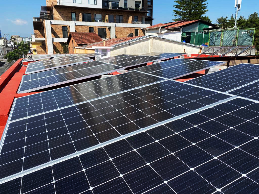Instalacion 3 de Sistema atado a la red Trifásico 9856 kWh al mes / 100K-650W
